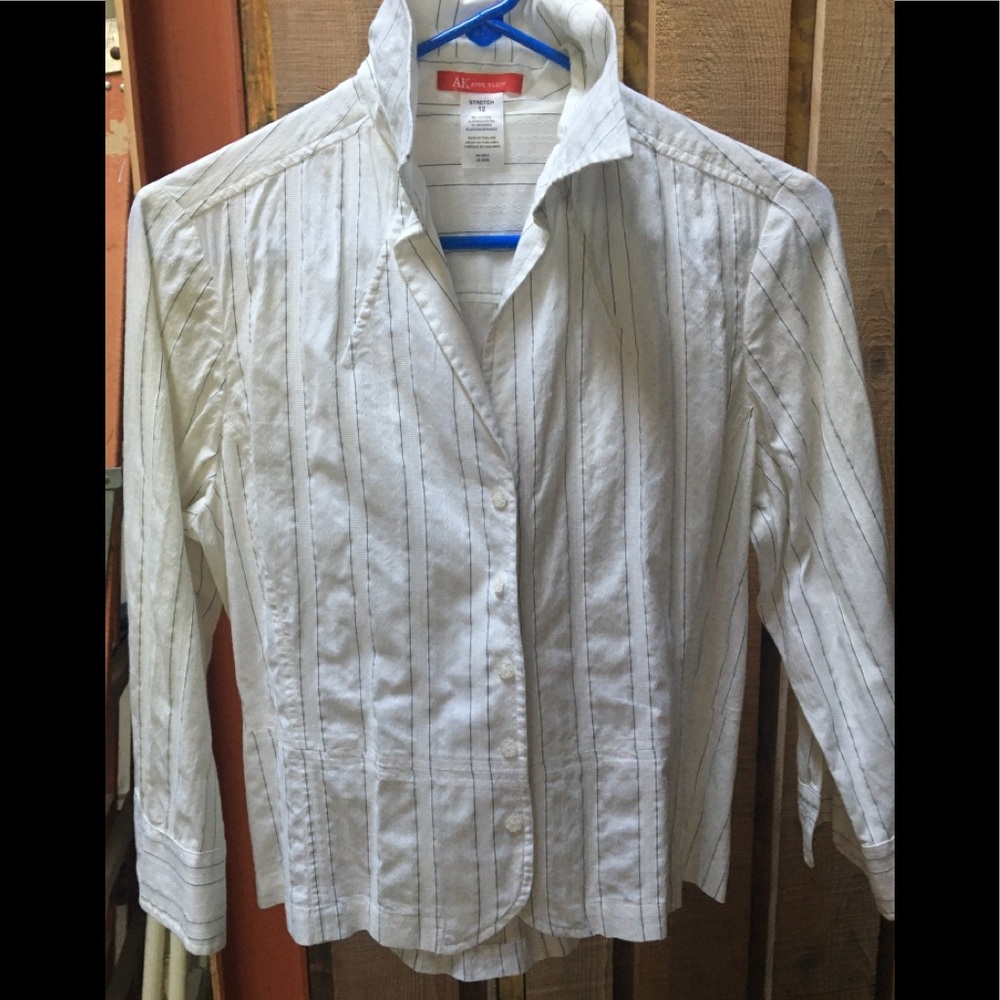 Great little Anne Klein tie back blouse!